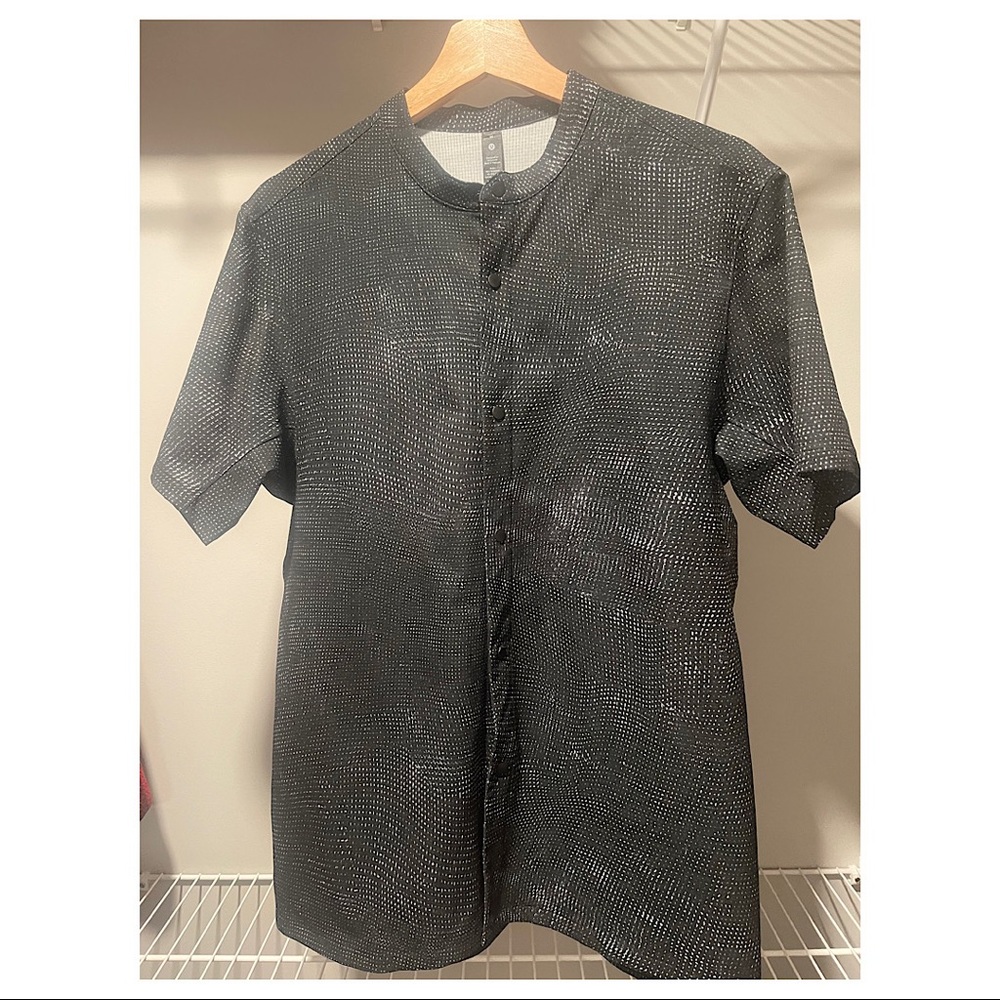 Lululemon Mens short sleeve button down. Size M.